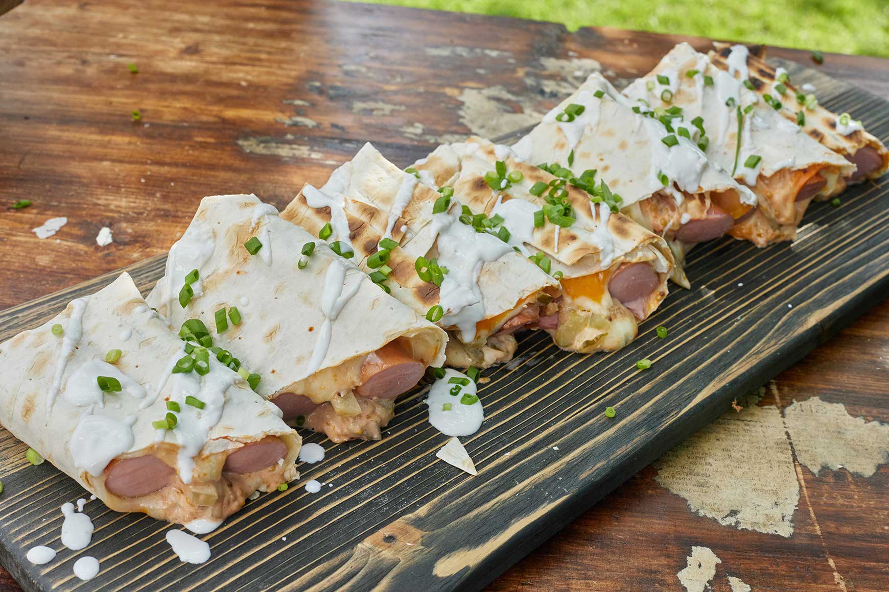 Хот дог в лаваше. Хот дог в лаваше. Сосиски в лаваше на мангале. Простые закуски для пикника на природе. Хот дог в лаваше.