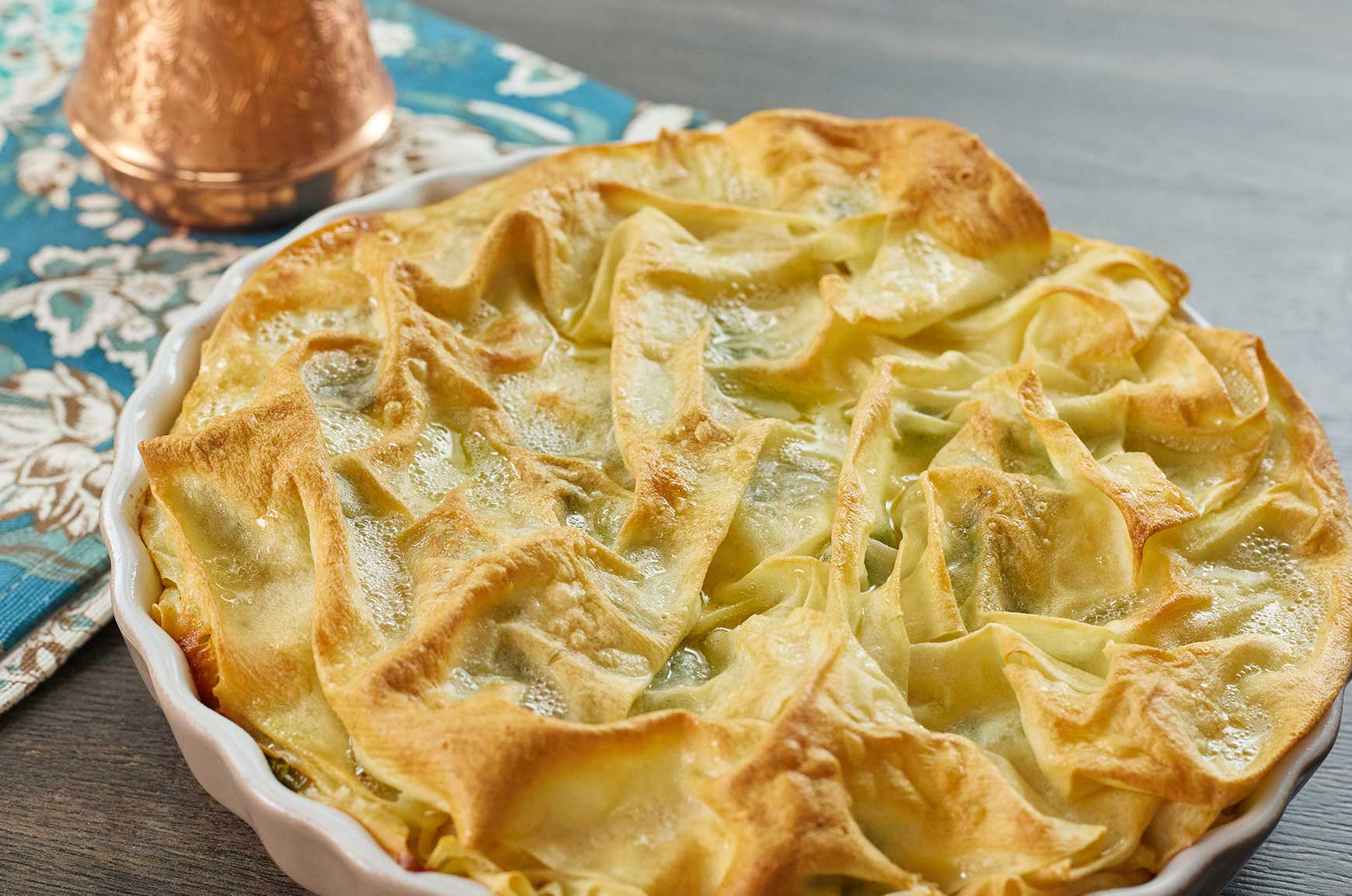 Тесто фило с фаршем и сыром. Бёрек турецкая. Турецкий пирог бёрек. Турецкий слоеный пирог бёрек. Турецкое блюдо Бурек.